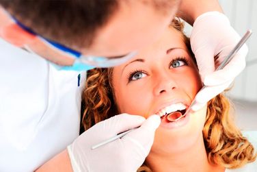 Clínica Dental El Zurguén mujer en consulta